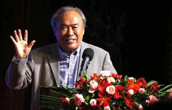 立足现实生活，贴近当下社会，于幽暗之处描写人物动人的人性弧光，一直是薛晓路作品独特的创作倾向